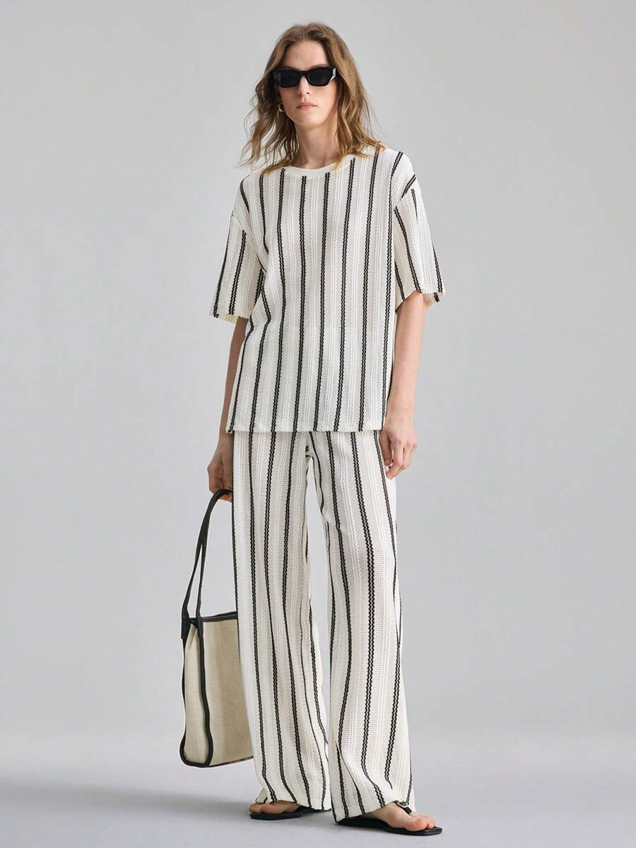 Ontre 2026春夏新款女士两件套，黑白竖条纹针织镂空Polo领上衣搭配松紧腰裤，现代优雅的婚礼宾客装扮，简约浪漫的法式奢华都市时尚商务休闲办公服饰，低调奢华的质感，都市通勤、机场、邮轮、中东旅行必备单品，四季皆宜的高级婚礼系列女士两件套。 - 黑與白 - 查看 1