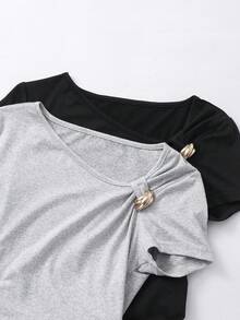 Áo thun ngắn tay bất đối xứng nhiều màu sắc dành cho nữ tuổi teen, cổ lệch, eo nhún và khóa kim loại, thích hợp mặc vào mùa xuân/hè. Thiết kế cổ lệch độc đáo, eo nhún, điểm nhấn khóa kim loại, thể hiện cá tính thời trang, phù hợp cho mặc hàng ngày, dự tiệc, đi học và các dịp khác. - Nhiều màu - Xem 3