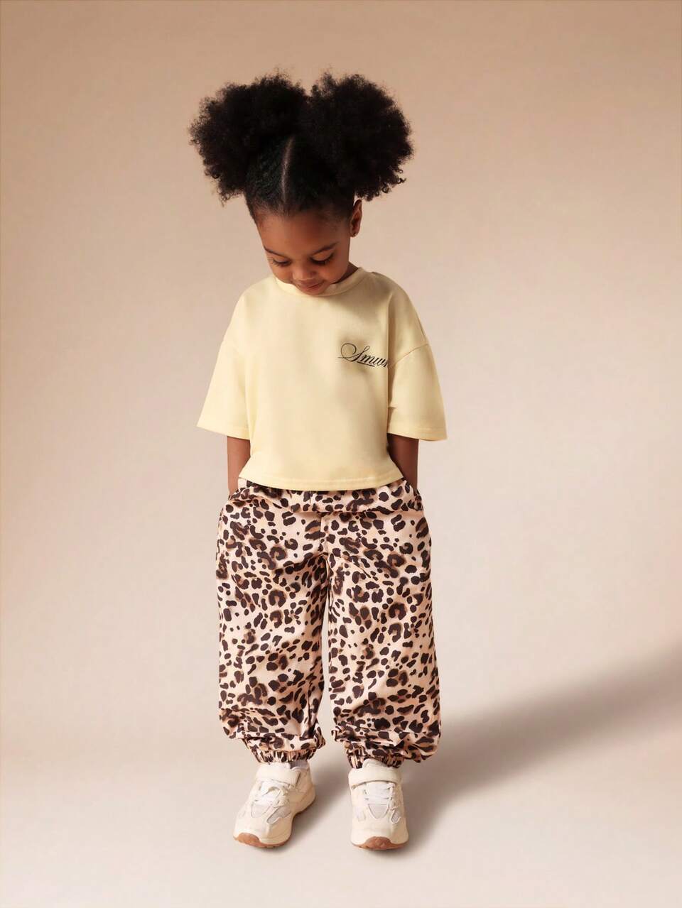 Conjunto de camiseta extragrande y jogger con estampado de leopardo