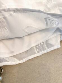 SHEIN PETITE CURVE 大码女式夏季休闲度假日常通勤花卉刺绣荷叶边袖口上衣和短裤套装 - 白色 - 查看 5