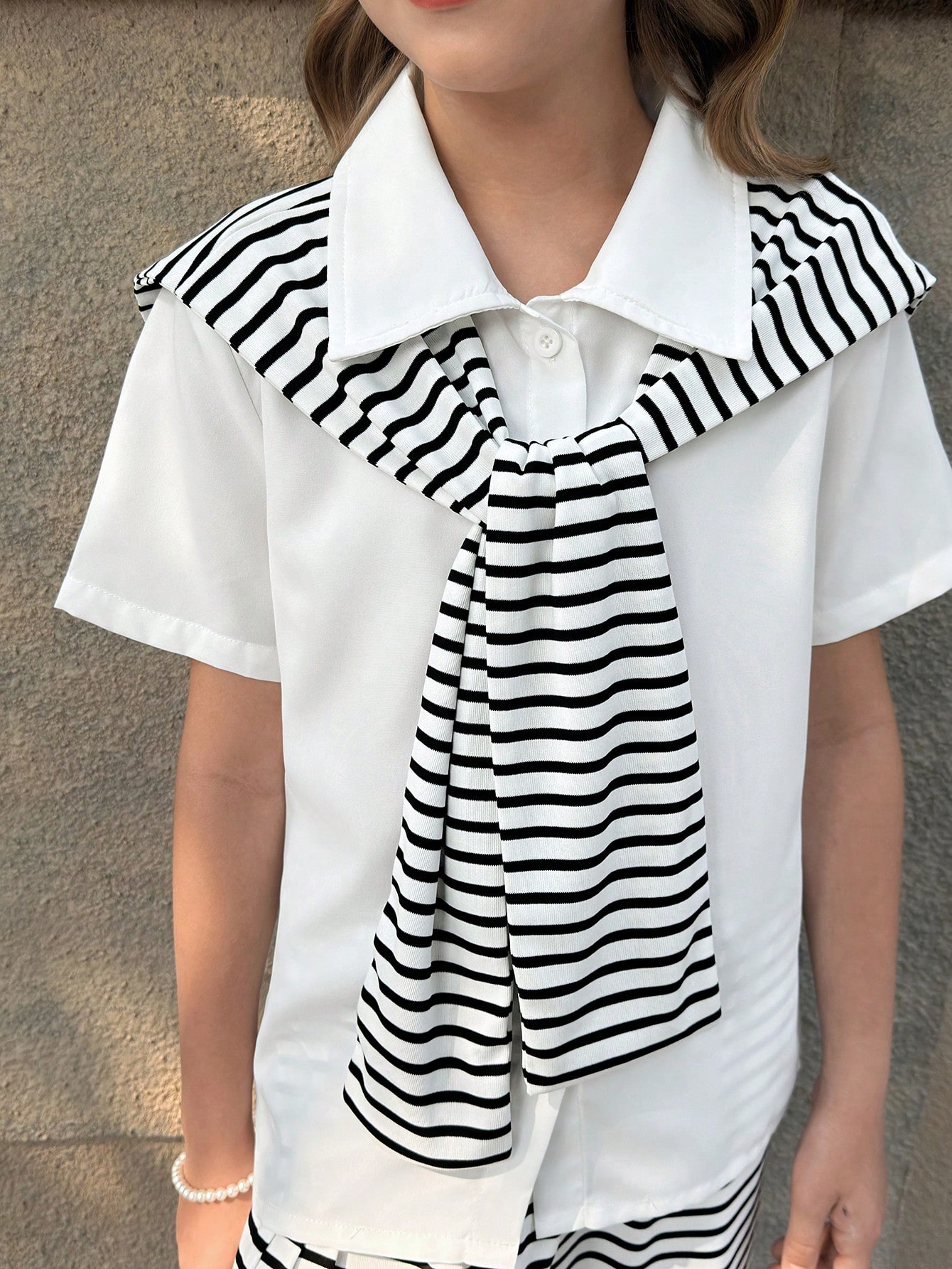 SHEIN مجموعة قميص كاجوال أبيض مخطط بأكمام قصيرة لل...