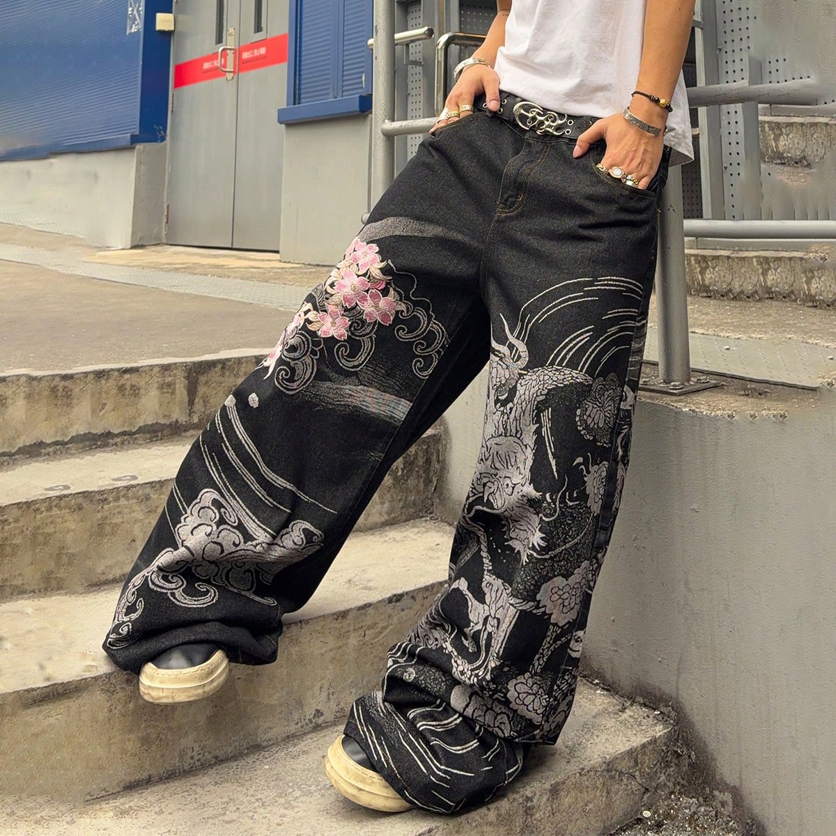 Jeans de corte holgado con bordado floral y de dragón para hombre