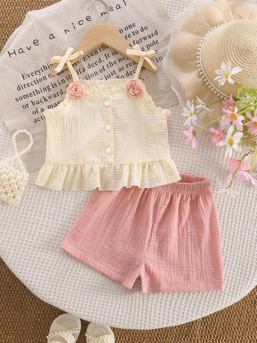 SHEIN 两件套女童荷叶边领碎花吊带背心和短裤，杏色吊带背心搭配粉色碎花短裤，乡村休闲可爱甜美夏季套装 - 淺粉色 - 查看 1
