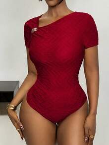 Xyvia Mono de mujer elegante, minimalista y sexy con decoración de hebilla de metal y tela texturizada de manga corta con hombro asimétrico, color rojo vino - Burdeos - Ver 6