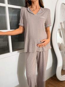 Moonlight&Mama 柔软垂坠休闲针织V领刺绣字母短袖长裤孕妇家居服套装 - 摩卡棕 - 查看 4