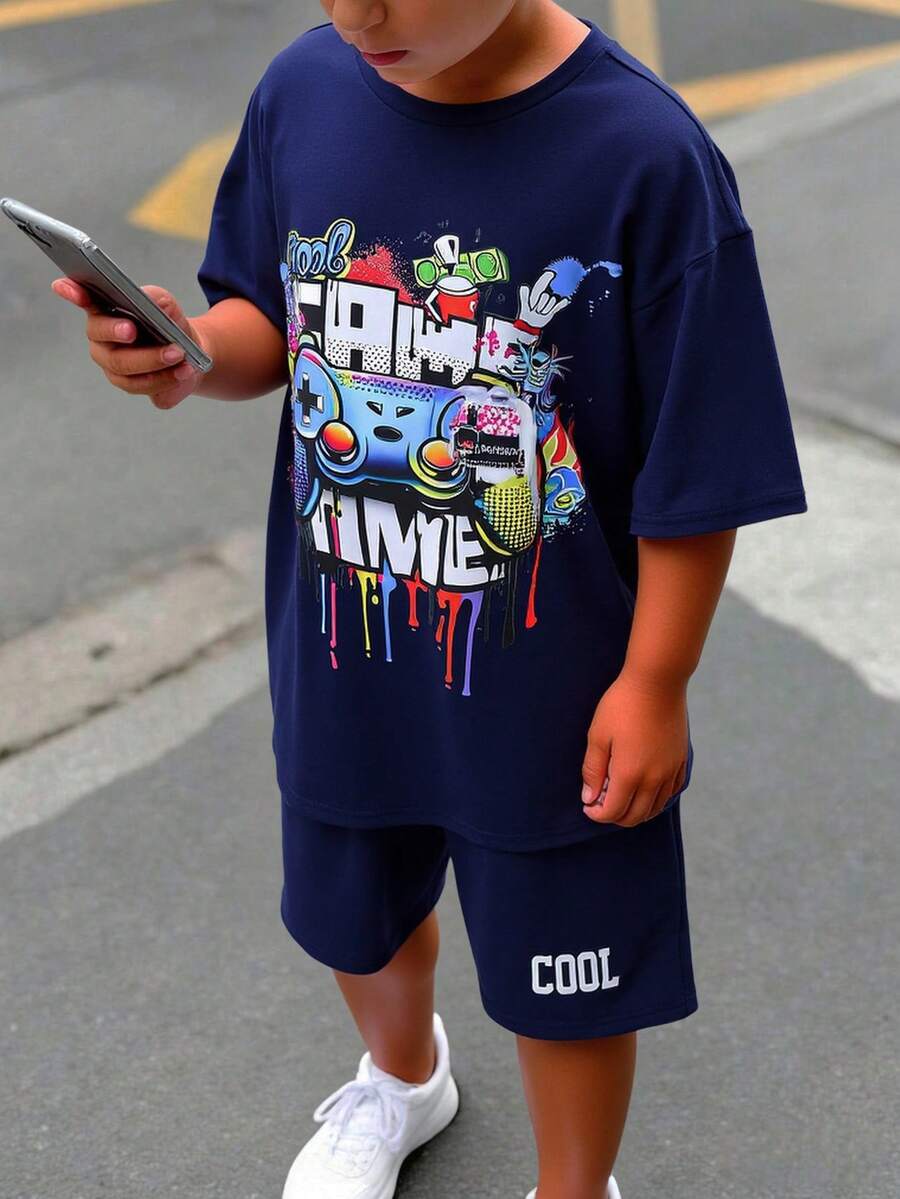 SHEIN 青少年男孩彩色字母卡通游戏机印花藏蓝色短袖T恤和短裤套装，休闲舒适，百搭，适合日常穿着、上学、郊游、户外活动、音乐节、假期、海滩度假、夏季、春夏穿着。