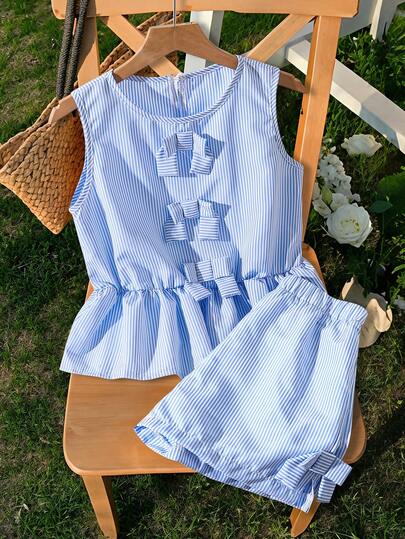 女童两件套夏季套装：甜美可爱的条纹背心套装，包含一件蓝色条纹无袖背心，饰有三个3D蝴蝶结和荷叶边下摆，搭配一条松紧腰短裤。适合日常穿着、购物、度假等各种场合。