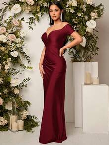 Elitara Vestido de dama de honor con hombros descubiertos, drapeado y abertura en el muslo en color rojo borgoña - Granate - Ver 3