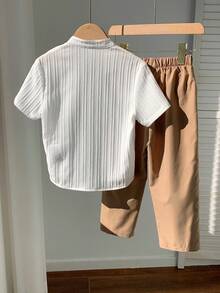 两件套幼儿男童休闲舒适贴布徽章立领宽松短袖白衬衫和卡其色裤子套装，适合春夏季节、外出、情人节、约会、趣味T恤、旅行、度假、家庭聚会、返校、婚礼、晚宴、运动、生日派对等场合。 - 彩色 - 查看 3