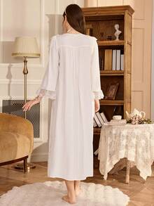 PalaceNights 宫廷风前片刺绣蕾丝流苏边开襟纽扣宽松长款女士睡裙 - 白色 - 查看 2