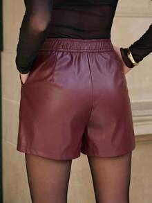 Lavishia Quần short da PU màu đỏ Angola với khóa trang trí, thời trang. - Màu Đỏ Sâu - Xem 2