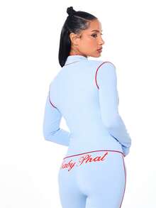 BABYPHAT 拉链前襟长袖上衣，饰有红色撞色滚边和刺绣字样细节 - 淺藍色 - 查看 2