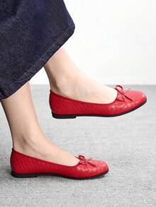 CUCCOO BIZCHIC 女士休闲百搭简约蝴蝶结装饰平底乐福鞋，圣诞节必备 - 大紅色壓紋 - 查看 3