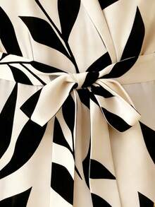 Franclia 女士时尚夏季初夏黑色树叶印花V领无袖束腰系带修身百搭休闲简约街头风舒适面料OL度假派对约会中长连衣裙 - 杏色 - 查看 6