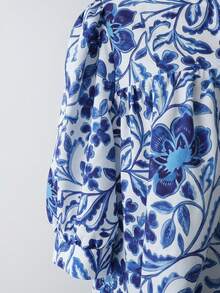 SHEIN Franclia 波西米亚风蓝白复古印花连帽斗篷，宽松褶皱半袖V领上衣，适合度假和通勤，植物图案休闲衬衫，蓝色印花上衣，蓝白衬衫，印花女式衬衫，夏威夷衬衫，西部衬衫，印花女式上衣，印花女式衬衫，女士休闲衬衫，荷叶边领上衣，印花女式上衣 - 彩色 - 查看 5