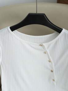 Franclia Camiseta Casual Feminina de Manga Raglan com Gola Redonda e Botões Metálicos Canelados em Branco, Adequada para Uso Diário e Commuting, Top de Malha Branca Canelada para Primavera/Verão, Top de Malha Feminina, Blusas Elegantes de Verão Femininas, Blusas de Malha de Manga Curta Femininas, Blusas Justas Femininas de Manga Curta - Branco - Visão 6