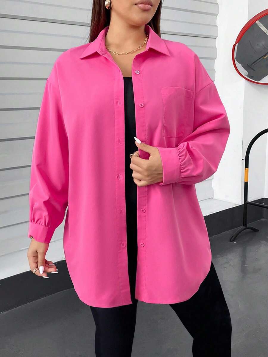 SHEIN Essnce Conjunto de dos piezas para mujer de talla grande con camisa holgada de manga larga y botones en rosa y chaleco ajustado en negro para primavera y verano, ropa casual y cómoda para usar a diario. Atuendo para el aeropuerto, ropa Y2K, ropa urbana. - Rosa - Ver 1