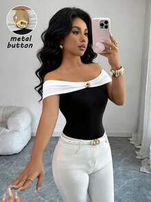Elenzga Camiseta ajustada con hombros descubiertos, decoración metálica y plisado en contraste de color para mujer - Blanco y Negro - Ver 3