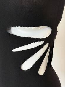 Flirla Vestido negro mini con hombros asimétricos y sin mangas para mujer - Negro - Ver 5