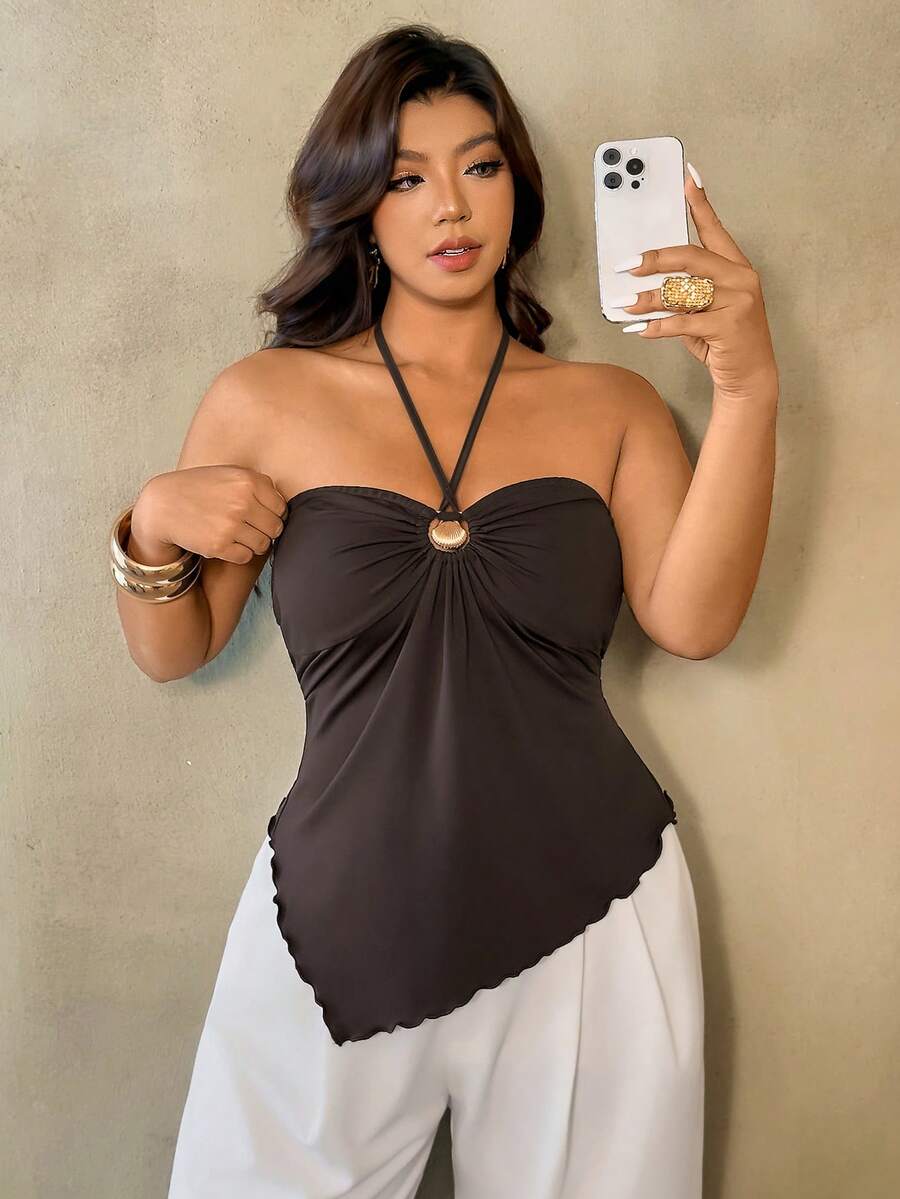 Auralis Nova Elegante e Sexy Fivela de Metal Decorativa Cintura Acinturada Bainha Assimétrica Elástica Macia e Confortável Regata Plus Size, Decor de Concha de Metal Decote Halter Pescoço Quadrado Echarpe Ajustada com Bainha Ondulada / Top Marrom / Top Casual de Primavera e Verão para Mulheres - Castanho - Visão 1
