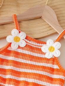 SHEIN Playful Pals 2pcs/Set Young Girls Crochet Orange & White Striped Daisy Decor Camisole Top+Shorts+Bag,Summer Matching Family Vacation Cute Flower Kids Clothes Set - Orange - View 5
