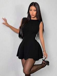 SHEIN PETITE 无袖纯黑色极简性感圆领修身A字连衣裙，黑色连衣裙，约会之夜连衣裙，伴娘迷你连衣裙，优雅小黑裙，春夏款，夏季连衣裙，太阳裙，派对连衣裙 - 黑色 - 查看 1