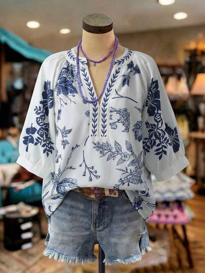 SHEIN Franclia 夏季中国风水墨蓝白花卉印花雪纺上衣：V领褶皱泡泡袖不对称下摆设计，轻盈飘逸的面料，复古植物花卉图案，修身显瘦，通勤、休闲、约会皆宜，宽松显瘦的艺术感上衣，搭配高腰裤/裙装效果更佳。