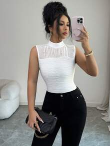 SHEIN Elenzya Áo tank top không tay ôm sát, gợi cảm, đa năng dành cho nữ, bộ sưu tập Xuân/Hè 2026, chất liệu vải jacquard phối lưới, thiết kế đính ngọc trai, phù hợp cho phụ nữ từ 20-35 tuổi trở lên, mặc hàng ngày trong các dịp tụ họp (Họa tiết ngẫu nhiên). - trắng - Xem 7