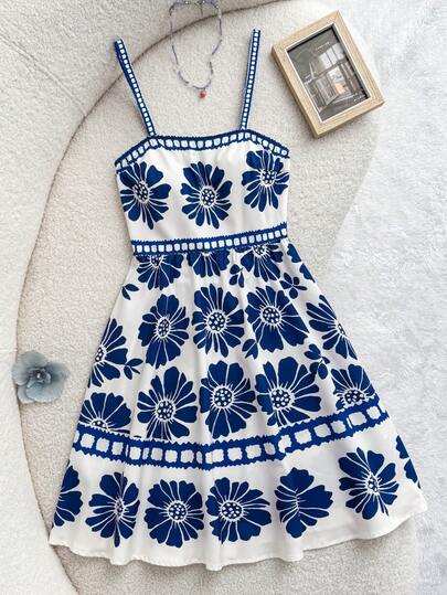 SHEIN Vestido casual de vacaciones con estampado floral retro azul y blanco para adolescentes, estilo bohemio sin espalda, con fruncidos, tirantes finos, ajuste regular, estampado azul y blanco todo sobre, colorblock, floral, retro, camiseta corta, primavera/verano, uso diario casual
