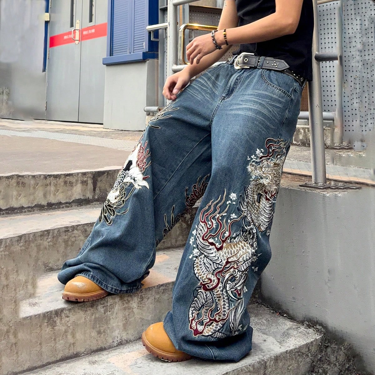 Jeans de corte holgado con patrón bordado para hombre