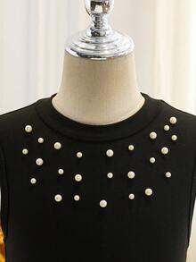 Vestido de verão feminino de alta qualidade, sem mangas, em tricô, com decote redondo, saia em tule rosa, cintura marcada, estilo princesa, acompanha corrente de pérolas na cintura, ideal para uso diário e ocasiões formais. - Preto e Branco - Ver 3