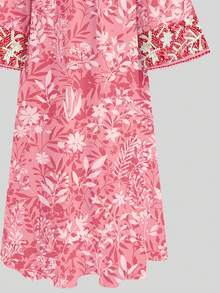 SHEIN 甜美花卉印花图案，可爱穆斯林女孩长袍，适合春夏穿着的少女休闲简约连衣裙，祈祷长袍，舒适易穿，休闲装，度假风，端庄长袍，长袍，休闲装，春夏服装，新款，春夏时尚 - 白色 - 查看 6