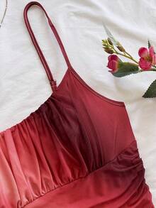 Soleia 女士渐变印花不对称下摆褶皱胸部吊带中长连衣裙，性感迷人，适合海滩、约会、度假、海滩假期、婚礼、邮轮等场合。 - 酒紅色 - 查看 3