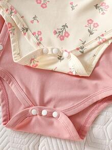 SHEIN 2 piezas Conjunto de ropa para bebé niña recién nacida: Mono de manga corta + Pantalones cortos con dobladillo de volantes, cintura elástica, tela suave, transpirable para el verano, mezcla y combina dos estilos - Floral diminuto fresco y sanador, unicolor suave y dulce - Multicolor - Ver 7