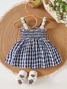 SHEIN 1-9个月新生女宝宝可爱度假风蓝色格子花卉刺绣吊带连衣裙，适合春夏郊游、派对、拍照、上学等场合。 - 藍色 - 查看 2