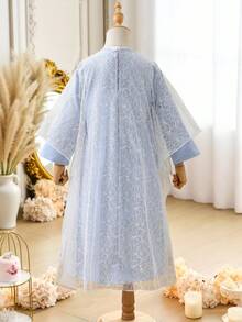 SHEIN 这款浅粉色两件套少女传统中东风情套装，采用柔软面料，饰以精致蕾丝，领口和袖口均有优雅刺绣，并点缀着花卉图案，适合节日、家庭聚会等正式场合穿着，轻盈透气，是春秋季的理想之选。 - 藍色 - 查看 2