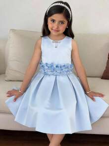 SHEIN 少女浅蓝色派对休闲优雅套装，闪亮银色水钻蝴蝶结装饰，薰衣草色花朵荷叶边，无袖上衣+配套A字裙两件套 - 淺藍色 - 查看 2