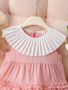 粉色纹理编织面料连衣裙，配白色褶皱领和荷叶边下摆，适合休闲、可爱、优雅、度假等场合穿着。 - 粉色 - 查看 7