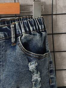 SHEIN Modische Slim Fit Jeans Shorts mit Destroyed-Effekt in hellblau für Tween Jungen, lässig und vielseitig für den Alltag - Dunkle Waschung - Übersicht 9