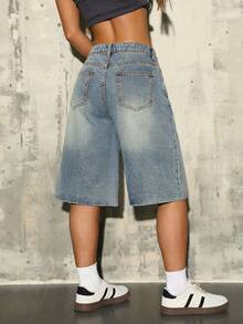 少女宽松蓝色牛仔七分裤，夏季休闲时尚度假风，街头穿搭，2000年代风格，舒适柔软牛仔面料，舒适柔软牛仔中筒裤 - 淺色水洗藍 - 查看 2