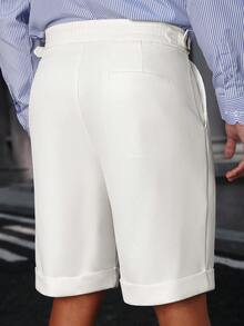 Manfinity Bizformal 男士白色华夫格针织褶裥廓尔喀短裤 - 高级纹理面料，侧边可调节搭扣，复古风格，适合商务休闲和夏季婚礼/男士斜插口袋褶裥休闲百搭短裤/经典双褶设计，侧边可调节搭扣，剪裁考究，尽显复古美感/男士白色华夫格针织褶裥廓尔喀短裤/男士白色短裤/男士休闲纹理白色褶裥卷边短裤 - 白色 - 查看 2