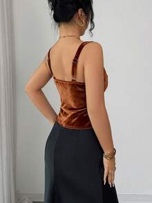 SHEIN Elenzya 女士秋冬都市时尚奢华宴会复古优雅酒红色天鹅绒吊带深V领高腰修身短款吊带背心，适合日常穿着、婚礼、正式晚宴、通勤、毕业派对、节日、度假、约会、派对、万圣节、圣诞节、新年、感恩节等场合。 - 棕色 - 查看 2