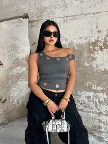 Sunspun Áo thun ôm dáng cỡ lớn, màu tối, cổ xéo, trang trí khoen kim loại. - Màu Xám nhạt - Xem 6