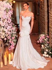 Glamrae 优雅、迷人、时尚。白色奢华缎面面料，饰以手工立体花朵和珍珠点缀。露肩设计，两穿式，后背系带，落肩剪裁，超大鱼尾裙摆，褶裥设计，拖尾。适合婚礼宾客、新娘、伴娘、正式场合和特殊活动。一款华丽精致的婚纱。 - 白色 - 查看 4