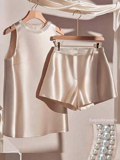 GlowEve CURVE Bộ đồ 2 món gồm áo tank top cổ đính hạt cườm và quần short tối giản, trang phục thường ngày tiện dụng cho nữ đi làm.