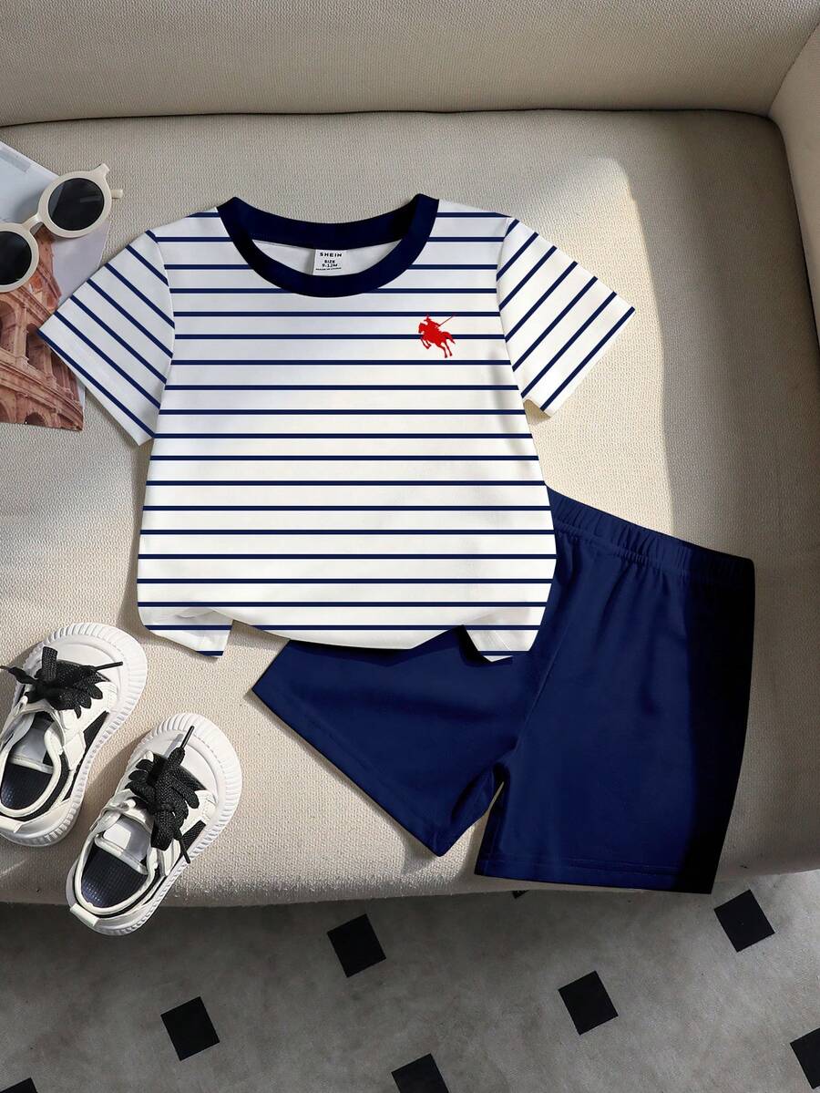 Souflis Souflis Bộ đồ mùa hè cho bé trai, gồm áo polo kẻ sọc và áo thun tay ngắn cổ tròn in logo hiệp sĩ cùng quần short đồng bộ. - Nhiều màu - Xem 1