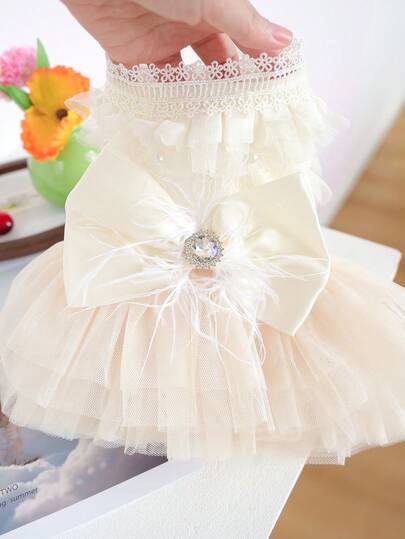 PETSIN 1 szt. Uniwersalne ubranka dla zwierząt domowych, elegancka mlecznobiała spódnica w stylu księżniczki z piórkową kokardką z kryształków, spódnica ślubna dla kota i psa, spódnica na co dzień na wesele