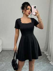 Elenzga 黑色波浪领短袖收腰连衣裙，春夏女装 - 黑色 - 查看 1