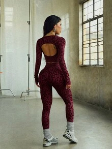 SHEIN Dewbera 女士休闲运动豹纹短款上衣和金色长裤套装两件套女装 - 酒紅色 - 查看 3