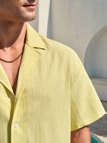 Manfinity KASUA Conjunto de playa para hombre con camisa de manga corta de botones frontones y pantalones cortos con bolsillo diagonal - Amarillo claro - Ver 2